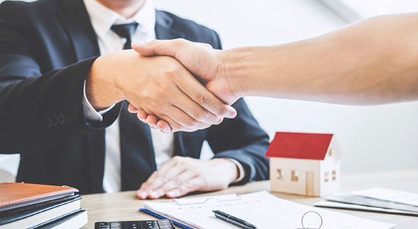 Khách mua làm hồ sơ vay vốn ngân hàng